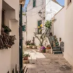 Domus San Giovanni Bed & Breakfast 4*